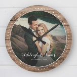 Horloge Ronde Script photo de Mariage moderne Rustique personnal<br><div class="desc">Rustic Modern Mariage photo horloge murale avec un joli design de script écrit main romantique, vos noms personnalisés et photo préférée. Grand cadeau pour les jeunes mariés, un anniversaire ou la Saint-Valentin ! L'arrière - plan texturé en panneau de bois de style ferme en fait un grand ajout à tout...</div>