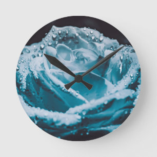 Horloge Ronde Se Déverse Sur Un Rose Zen Bleu.