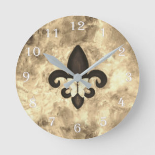Horloge Ronde Sepia Butterfleur   Tan Butterfly sur Fleur de Lis