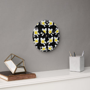 Horloge Ronde Sérénade Printemps : Frangipanis Jaune Sur Noir,