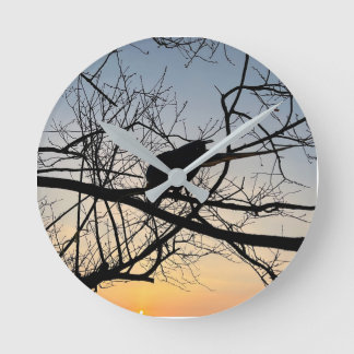 Horloge Ronde Silhouette de coucher de soleil doré : Oiseau sur 