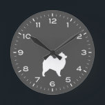 Horloge Ronde Silhouette de Samoyed Dog<br><div class="desc">A cool Samoyed silhouette wall clock for home or office. Makes a parfaite venin pour tout Sammie. Check out of Jenn's Doodle World for even more cute animals decorative clocks and home decor.</div>
