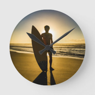 Horloge Ronde Silhouette surfeuse au lever du soleil