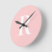 Horloge Ronde Simple Monogramme moderne rose pâle (Angle)