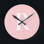 Horloge Ronde Simple Monogramme moderne rose pâle<br><div class="desc">Il s'agit d'un monogramme simple, moderne et personnalisé. Ce design élégant est en rose-blush tendance avec typographie stylée. Il est parfait pour un cadeau personnalisé ou idéal comme nouvel accessoire de décoration maison pour vous-même. Ajoutez simplement votre lettre initiale en la tapant dans la zone de texte personnalisée. Consultez l'outil...</div>