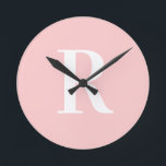 Horloge Ronde Simple Monogramme moderne rose pâle<br><div class="desc">Il s'agit d'un monogramme simple, moderne et personnalisé. Ce design élégant est en rose-blush tendance avec typographie stylée. Il est parfait pour un cadeau personnalisé ou idéal comme nouvel accessoire de décoration maison pour vous-même. Ajoutez simplement votre lettre initiale en la tapant dans la zone de texte personnalisée. Consultez l'outil...</div>