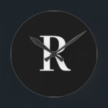 Horloge Ronde Simple Monogramme noir et blanc<br><div class="desc">Il s'agit d'un monogramme simple, moderne et personnalisé. Ce design élégant est en noir et blanc classique avec une typographie élégante. Il est parfait pour un cadeau personnalisé ou idéal comme un nouvel ajout à votre décor maison. Ajoutez simplement votre lettre initiale en la tapant dans la zone de texte...</div>