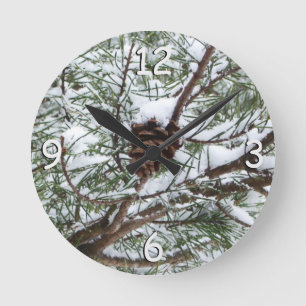 Horloge Ronde Snowy Pine Cône II hiver Photographie de la nature