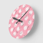 Horloge Ronde Soft Pink Cute Pattern – Minimal Aesthetic Polka (Angle)