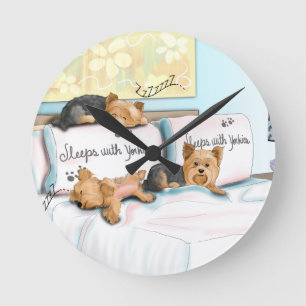 Horloge Ronde Sommeils avec Yorkies par Catia Cho