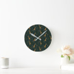 Horloge Ronde Sortie de girafe tropicale<br><div class="desc">Une scène de jungle sereine avec des girafes fraîches au milieu d'une végétation tropicale luxuriante. Pas tout à fait leur habitat naturel,  mais un habitat plus rêveur.</div>