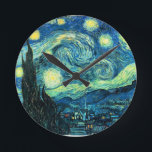 Horloge Ronde Starry Night art<br><div class="desc">Starry Night is popular vintage art by Vincent van Gogh. Post impressioniste style,  painted in 1889 while the artist quoi à Saint Rémy,  France.</div>
