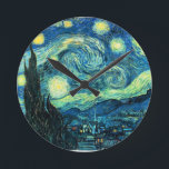Horloge Ronde Starry Night art<br><div class="desc">Starry Night is popular vintage art by Vincent van Gogh. Post impressioniste style,  painted in 1889 while the artist quoi à Saint Rémy,  France.</div>
