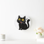 Horloge Ronde Sticker pour chat noir drôle avec yeux jaunes<br><div class="desc">Ajoutez un peu d'humour à votre journée avec cet autocollant de chat noir ludique! Avec ses yeux jaune vif et son expression amusante,  ce design arrière - plan transparent est parfait pour décorer votre téléphone,  votre ordinateur portable,  ou les posts sur les médias sociaux.</div>