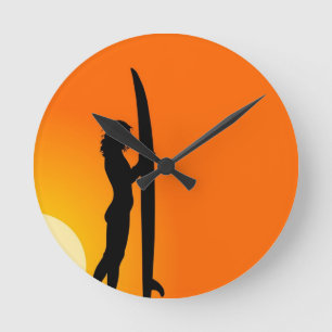 Horloge Ronde Sunset Surfer Girl avec surf