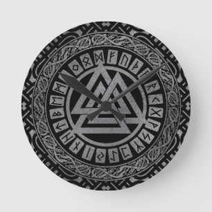 Horloge Ronde Symbole métallique argenté de Valknut sur le mot