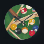 Horloge Ronde Table de billard Lifelike avec boules et craie<br><div class="desc">Faites-les monter avec ce tableau spectaculaire d'une table de billard de Jennifer Goldberger. Les boules ont l'air neuves, le feutre a l'air immaculé, et la craie a déjà été appliquée aux bâtons de repère. Accrochez-le à la maison ou offrez-le à un ami ou à un proche qui aime jouer au...</div>