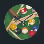 Horloge Ronde Table de billard Lifelike avec boules et craie<br><div class="desc">Faites-les monter avec ce tableau spectaculaire d'une table de billard de Jennifer Goldberger. Les boules ont l'air neuves, le feutre a l'air immaculé, et la craie a déjà été appliquée aux bâtons de repère. Accrochez-le à la maison ou offrez-le à un ami ou à un proche qui aime jouer au...</div>