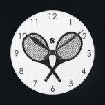 Horloge Ronde Tennis classique minimaliste noir & blanc élégant<br><div class="desc">Horaire minimaliste sur le thème du tennis</div>