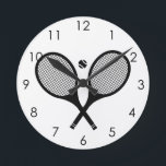 Horloge Ronde Tennis classique minimaliste noir & blanc élégant<br><div class="desc">Horaire minimaliste sur le thème du tennis</div>