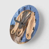 Horloge Ronde Tête de daine de Nubian contre le bleu (Angle)