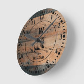 Horloge Ronde Texture en bois rustique et monogramme de cerfs su (Angle)