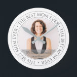 Horloge Ronde The Best Mama Ever Modern Classic<br><div class="desc">Ce design simple et classique est composé de typographie serif et d'ajouter une photo personnalisée. "The Best Mom Ever" tourne autour de la photo de votre mère,  de votre mère,  de votre mère,  de votre mère,  de votre mère,  etc.</div>