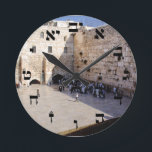 Horloge Ronde The Kotel<br><div class="desc">Le marché aux consommateurs "Hebrew Essentials" offre une expérience d'achat comme vous ne trouverez nulle part ailleurs. Notre spécialité est l'hébreu,  et dans notre magasin,  vous trouverez l'hébreu en bloc,  script,  et script Rashi. Parlez-nous à vos amis et envoyez-leur notre lien : http://www.zazzle.com/HebrewNames?rf=238549869542096443* PROFITEZ DE VOTRE VISITE!</div>