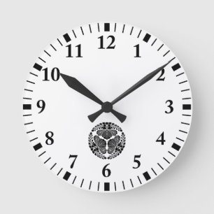 Horloge Ronde Three paulownia blooms, heads facing outward