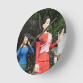 Horloge Ronde Tirer Les Visages Derrière Le Dos (Angle)