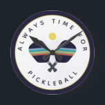 Horloge Ronde Toujours du temps pour Pickleball Paddles Bleu Jau<br><div class="desc">Le joueur de pickleball ou fan de votre vie adorera cette horloge avec des pagaies rayées bleu, turquoise, rouille et jaune et l'expression "Toujours du temps pour le pickleball". Une partie d'une collection de Parcel Studios.</div>