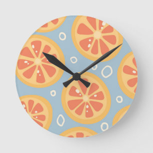 Horloge Ronde Tranches d'orange vives et audacieuses sur fond bl