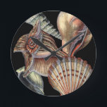 Horloge Ronde Trésors de la mer<br><div class="desc">Cette copie d'art montre les choses les plus fines en nature dans l'océan. Trouvez tous les différents types de vie marine dans cette image comprenant un coquillage de conque, des dollars de sable, et des récifs a enterré profondément en mer. Cette collection d'art est une nécessité ont dans vos prochains...</div>