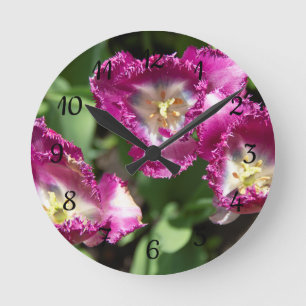 Horloge Ronde Tulipes mignonnes pourpres dans le jardin