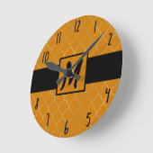 Horloge Ronde Turmeric Yellow & Gold Quatrefoil Monogrammed (Angle)