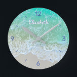 Horloge Ronde Turquoise Ocean Wave, DIY Nom ou monogram, Blue<br><div class="desc">Personalize with your name or monogram in white script on a gentle turquoise ocean wave on the beach. Tous les numéros bleu. Makes a great venin,  him or a friend.</div>