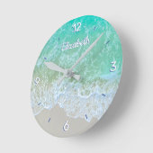 Horloge Ronde Turquoise Ocean Wave, Personalize Nom ou Monogram (Angle)