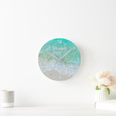 Horloge Ronde Turquoise Ocean Wave, Personalize Nom ou Monogram (Maison)