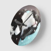 Horloge Ronde tuxedo chat chin vue kitty image (Angle)