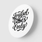 Horloge Ronde Typographie Joyeuses Vibrations (Angle)