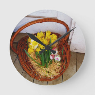 Horloge Ronde Un panier de jonquilles jaunes et d'oeufs de Pâque