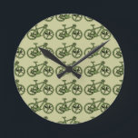 Horloge Ronde un vélo vert<br><div class="desc">A cool bicycle pattern design, for bike lovers - you can change the background color</div>