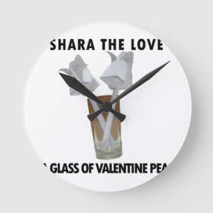 Horloge Ronde Un verre de paix valentine.
