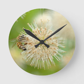 Horloge Ronde Une abeille sur une fleur