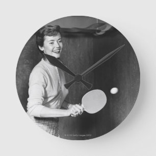 Horloge Ronde Une Femme Jouant Au Tennis De Table