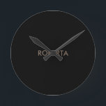 Horloge Ronde Unique moderne Black Grey Ajouter son propre nom<br><div class="desc">Vous recherchez un design simple,  minimaliste et attrayant ? Ce design qui attirera l'attention des gens tout de suite,  mais pas trop compliqué,  est pour vous.</div>