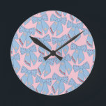 Horloge Ronde Vaches Roses Et Bleues<br><div class="desc">Vaches De Noël Colorées - Rubans Coquette - Rose Et Bleu.</div>