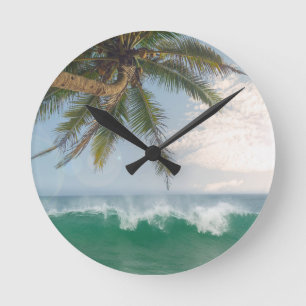 Horloge Ronde Vague d'océan tropical et cocotier