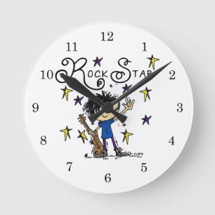 Horloge Ronde Vedette du rock de garçon de cheveux noirs