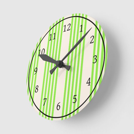 Horloge Ronde Vert citron vert et beige cinq rayures motif (Angle)